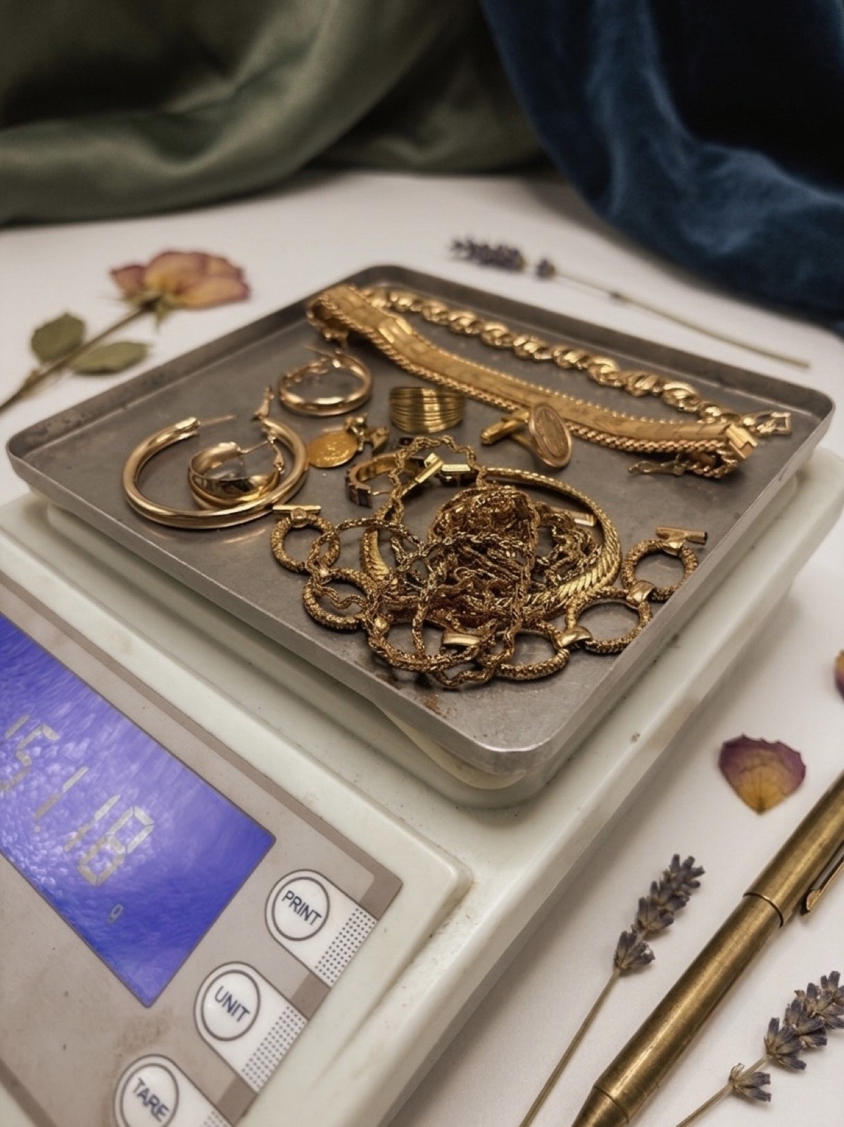 Pesée d'un lot de bijoux en or sur balance de précision — inventaire successoral